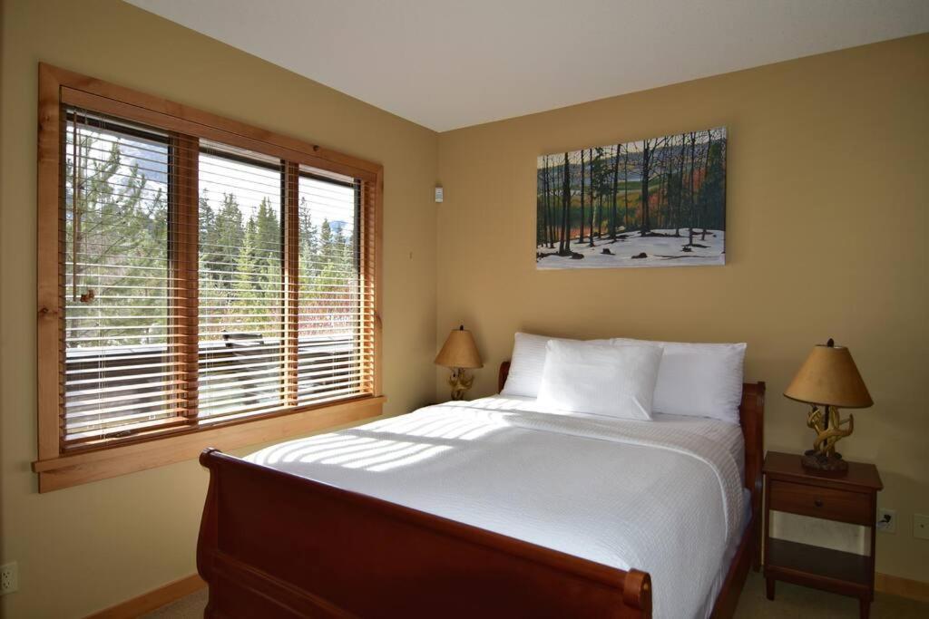 Luxurious Rundle Cliffs Lodge In Spring Creek Canmore Zewnętrze zdjęcie