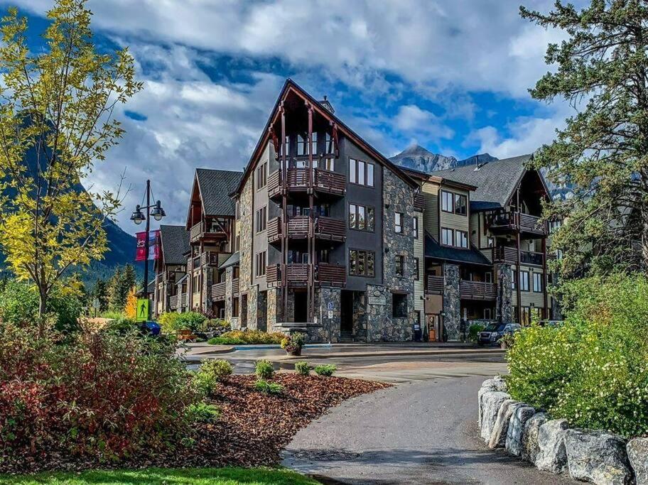 Luxurious Rundle Cliffs Lodge In Spring Creek Canmore Zewnętrze zdjęcie