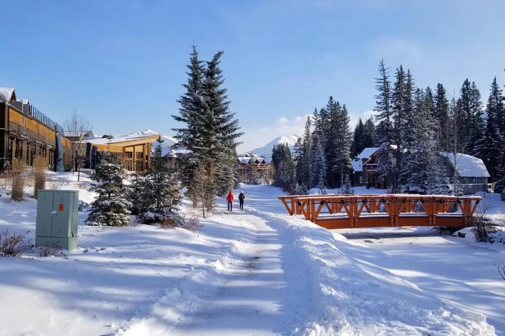 Luxurious Rundle Cliffs Lodge In Spring Creek Canmore Zewnętrze zdjęcie