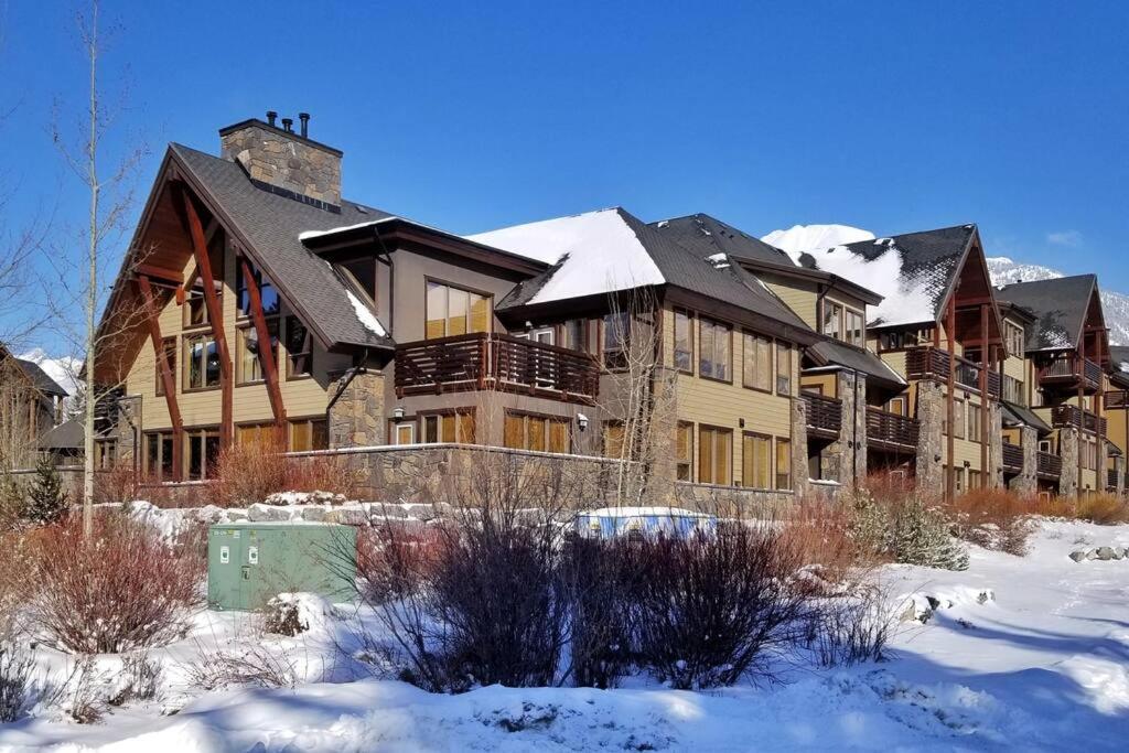 Luxurious Rundle Cliffs Lodge In Spring Creek Canmore Zewnętrze zdjęcie